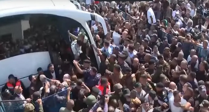 فى إطار المرحلة الأولى من اتفاق وقف إطلاق النار..88 معتقلا محررا يصلون إلى رام الله