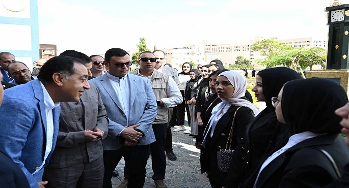خلال جولته فى القليوبية ..رئيس الوزراء يقدم التحية للفتاة المصرية بمناسبة اليوم العالمى للفتاة