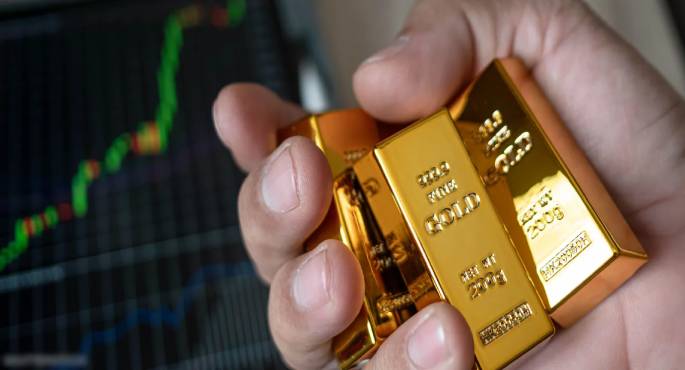 الذهب يرتفع مع ضعف الدولار وتزايد التوقعات بخفض معدلات الفائدة الأمريكية