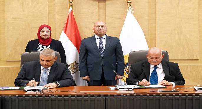 وزير الصناعة يشهد توقيع عقد بين “القاهرة للاستثمار”وشركة ليون مصر لإنتاج الضفائر والكابلات الكهربائية