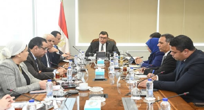 وزير الإسكان يتابع ضوابط الإعلانات على الطرق العامة والمحاور