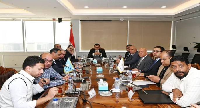 وزير الإسكان يتابع سير العمل بمشروعات الطرق والمرافق والمشروعات السكنية المتنوعة بمدينة حدائق أكتوبر