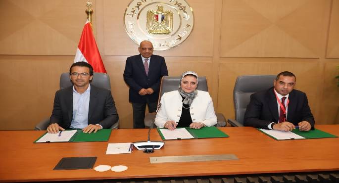 وزير الكهرباء يشهد مراسم توقيع الاتفاقيات المكملة لتنفيذ مشروعين للطاقة الشمسية