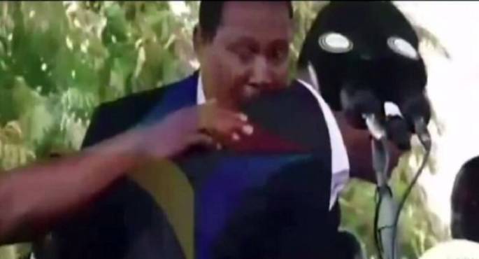 رئيس زامبيا يتعرض للرجم بالحجارة خلال مخاطبته للجماهير