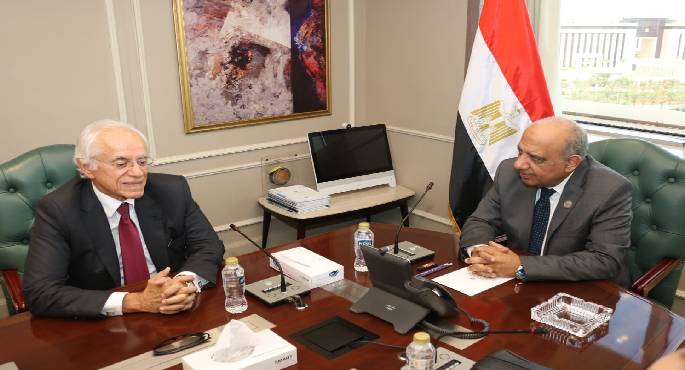 وزير الكهرباء يبحث مع مجموعة يونانية تطور الأعمال فى مشروع الربط الكهربائى