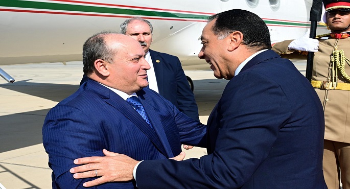 رئيس الوزراء يستقبل الوزير الأول للجمهورية الجزائرية بمطار القاهرة الدولى