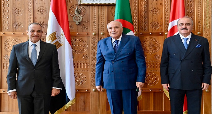 وزراء خارجية مصر والجزائر وتونس يؤكدون أهمية ومحورية “مبدأ ملكية وقيادة” الليبيين لعملية التسوية السياسية للأزمة