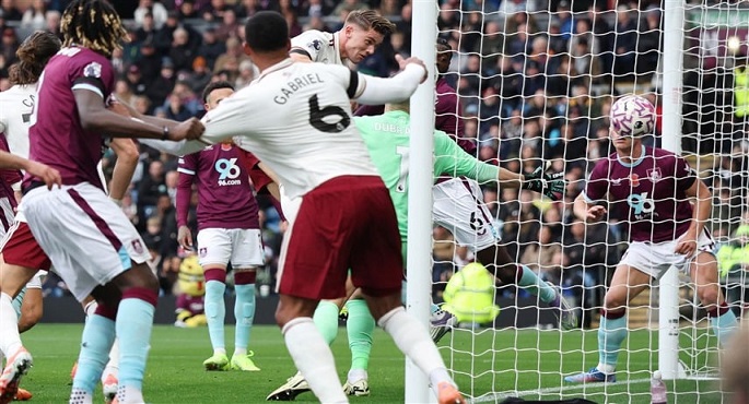 أرسنال يحلق فى صدارة الدورى الإنجليزى بالفوز على بيرنلى 2-0