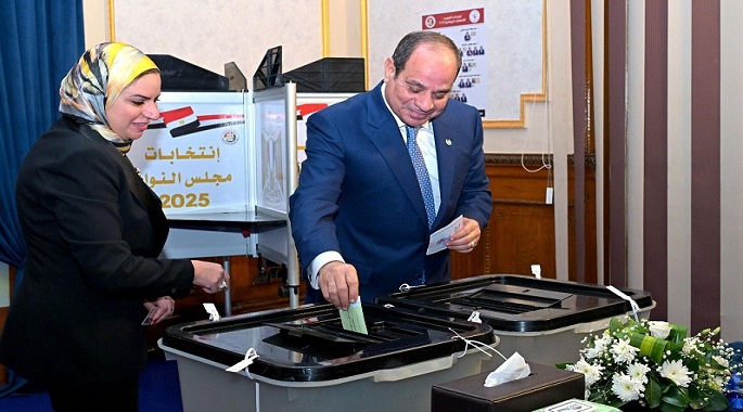 السيسى يدلى بصوته فى انتخابات مجلس النواب بلجنة مدرسة الشهيد مصطفى يسرى