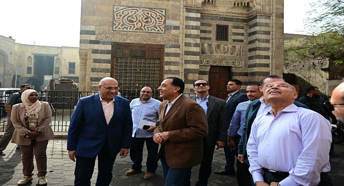 في إطار جولته بعددٍ من مشروعات إعادة إحياء القاهرة التاريخية: مدبولى يتفقد منطقة حارة الروم وباب زويلة