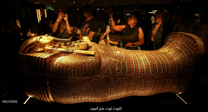 مشهد إنسانى يكشف خبايا أسرة توت عنخ آمون داخل المتحف المصرى الكبير