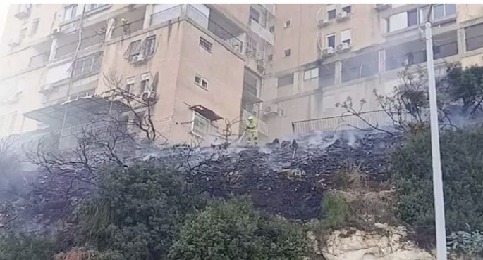 فرق الإطفاء الإسرائيلية تكافح حريقا ضخما فى حيفا