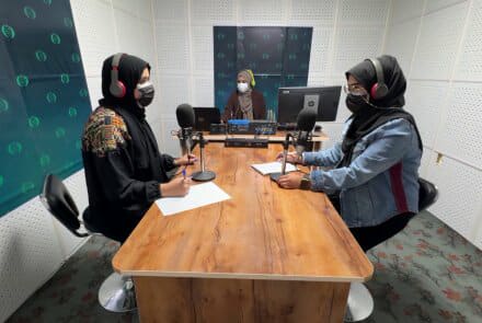 أفغانستان تطلق أول محطة إذاعية مخصصة للنساء