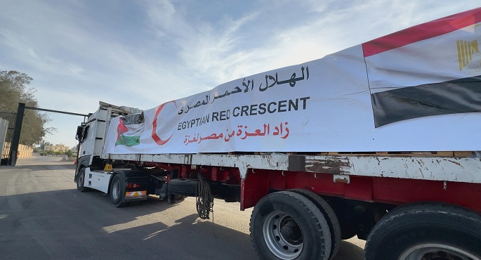 قافلة المساعدات الإنسانية الـ144 تدخل إلى الفلسطينيين بقطاع غزة