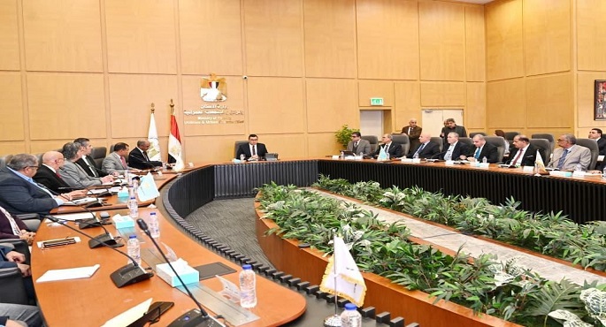 وزير الإسكان يعقد اجتماعًا مع رئيس الشركة القابضة لمياه الشرب والصرف الصحى