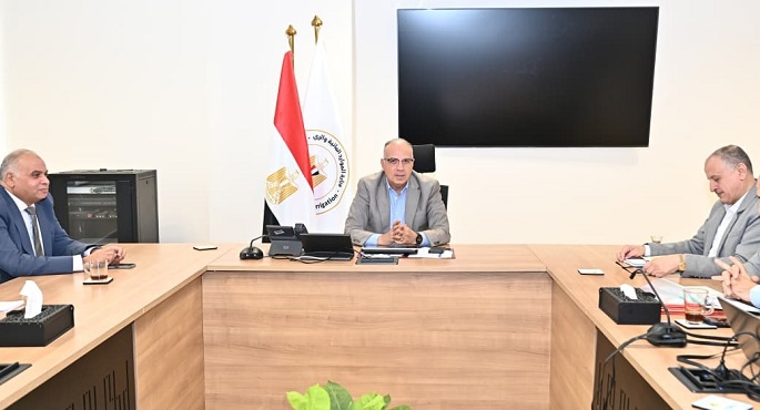 وزير الرى يبحث مع قيادات الوزارة إنجازات مركز التدريب الإقليمى وخطط تطويره
