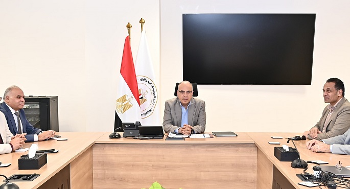وزير الرى يتابع موقف المشروع القومى لضبط النيل