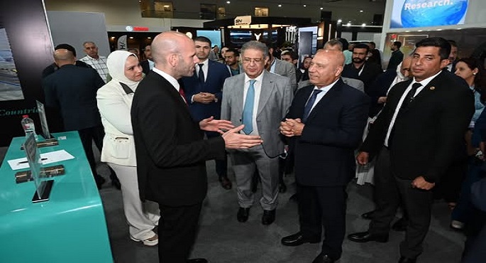 بالصور.. وزير الصناعة والنقل يتفقد قاعة شركات صناعة السيارات ومكوناتها والأجهزة المنزلية بالمعرض