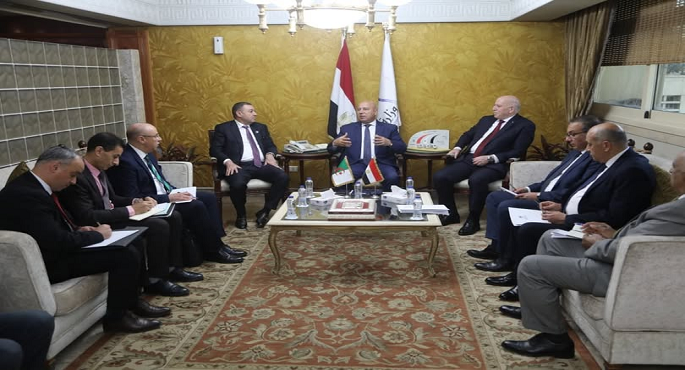 وزير الصناعة يبحث مع وزيرى الصناعة والداخلية والنقل بالجزائر سبل التعاون بين البلدين