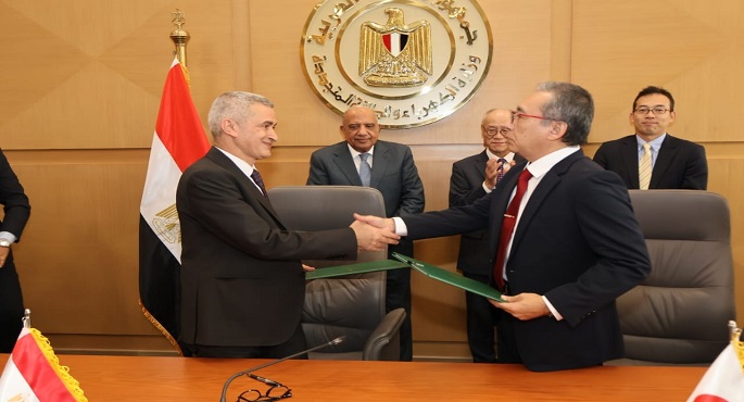 وزير الكهرباء يشهد توقيع اتفاقية مشروع إنشاء محطة طاقة شمسية ومنظومة تخزين طاقة بنظام البطاريات