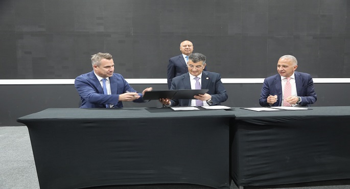 كامل الوزير يشهد توقيع عقد إدارة وتشغيل شبكة القطار الكهربائى السريع
