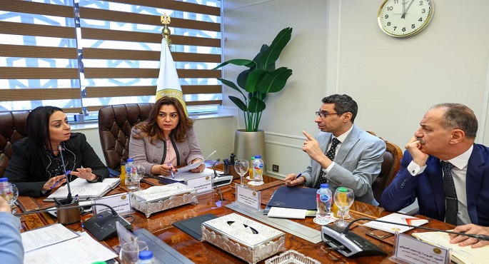 وزيرتا التنمية المحلية والتضامن الاجتماعى تبحثان دعم جهود الهلال الأحمر المصرى