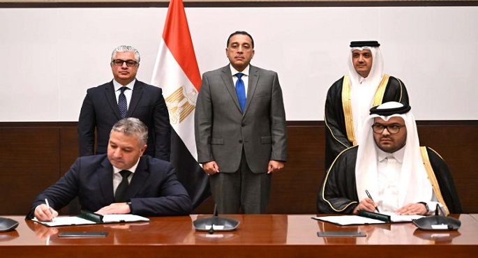 مدبولى يشهد توقيع عقد مشروع شركة “المانع” القطرية لإنتاج وقود الطائرات بالسخنة