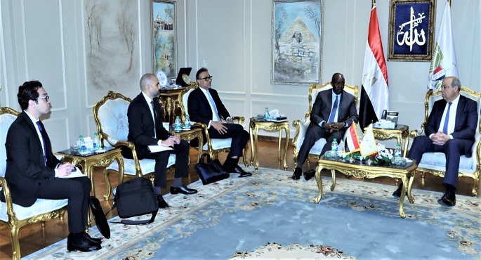 وزير الطيران المدنى يبحث المراحل النهائية لطرح مطار الغردقة الدولى أمام القطاع الخاص