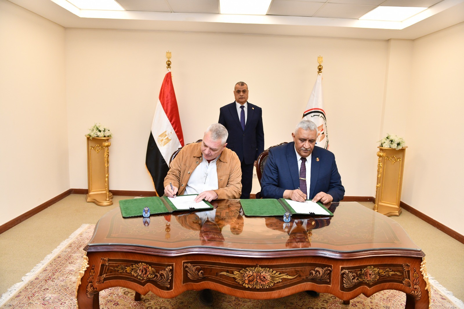وزير الدولة للإنتاج الحربى يشهد توقيع عقد للتعاون مع إحدى الشركات الأجنبية