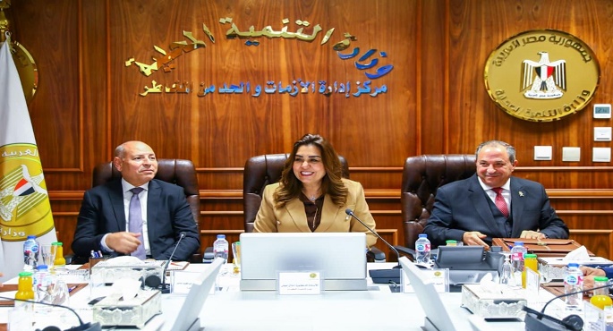 وزيرة التنمية المحلية تناقش مع محافظى القاهرة وبورسعيد تطوير الأسواق