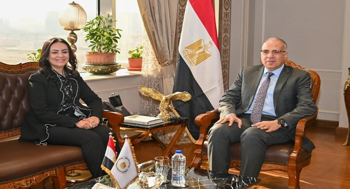وزير الرى ووزيرة التضامن يبحثان التعاون فى مجال تدوير ورد النيل لإنتاج مشغولات يدوية
