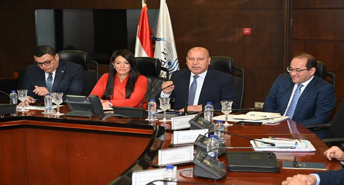 وزير الصناعة والنقل يبحث مع وزراء التخطيط والإسكان والمالية تعزيز منظومة مرافق المناطق الصناعية بالمحافظات