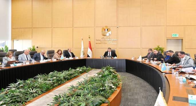 وزير الإسكان يعقد اجتماعه الدورى لمتابعة الموقف التنفيذى لوحدات المبادرة الرئاسية “سكن لكل المصريين”