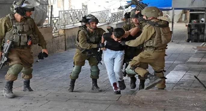 الاحتلال الإسرائيلى يعتقل 4 فلسطينيين.. ومستوطنون يحتجزون آخرين جنوب الخليل