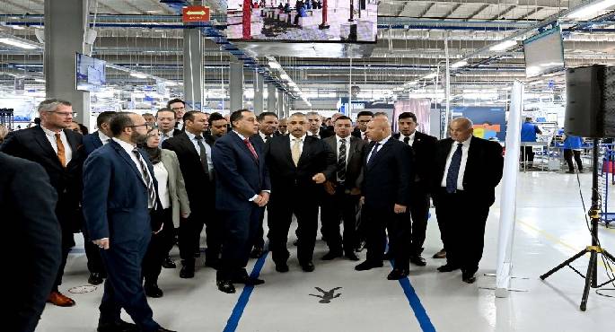 رئيس الوزراء يتفقد أقسامًا بمصنع “ليونى مصر” فى مدينة بدر