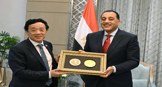 مدبولى يتسلم “ميدالية أجريكولا” أرفع أوسمة منظمة “الفاو” الممنوحة للرئيس السيسى