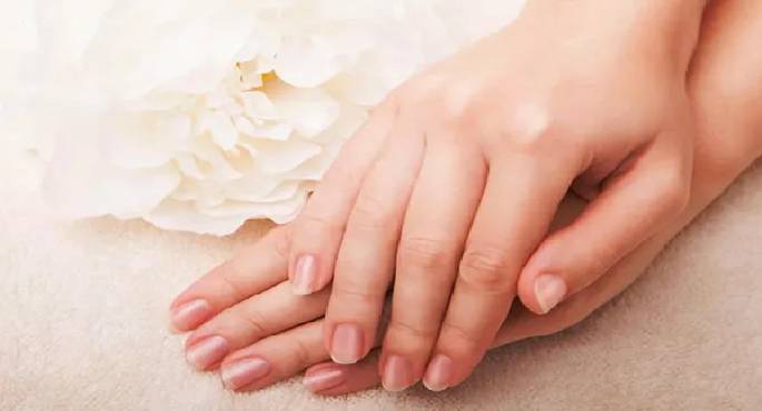 وصفات لترطيب اليدين بمكونات طبيعية بالمنزل
