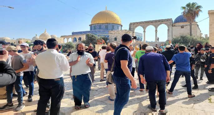 مئات المستوطنين يقتحمون باحات الأقصى واعتقال ما لا يقل عن 23 فلسطينيا بالضفة الغربية
