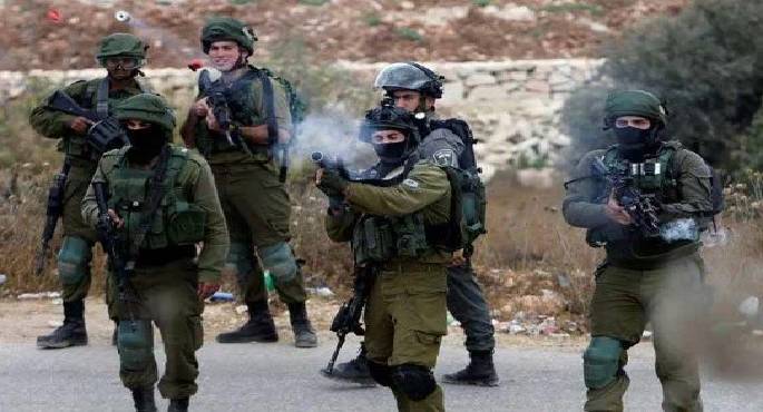 إصابة عشرات الفلسطينيين بالاختناق خلال اقتحام الاحتلال بلدة “بيت فوريك” شرقى نابلس