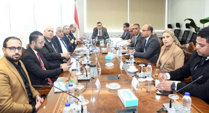 وزير الإسكان يبحث تطوير منظومة النقل الداخلى بعددٍ من المدن الجديدة