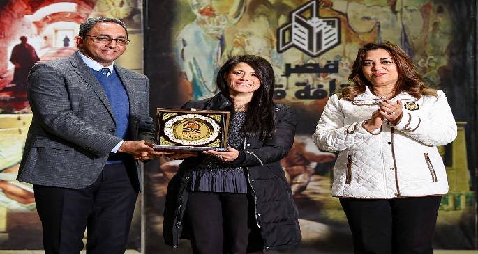 وزيرتا التخطيط والتنمية المحلية ومحافظ قنا يكرمون فريق برنامج التنمية المحلية بصعيد مصر بقصر الثقافة