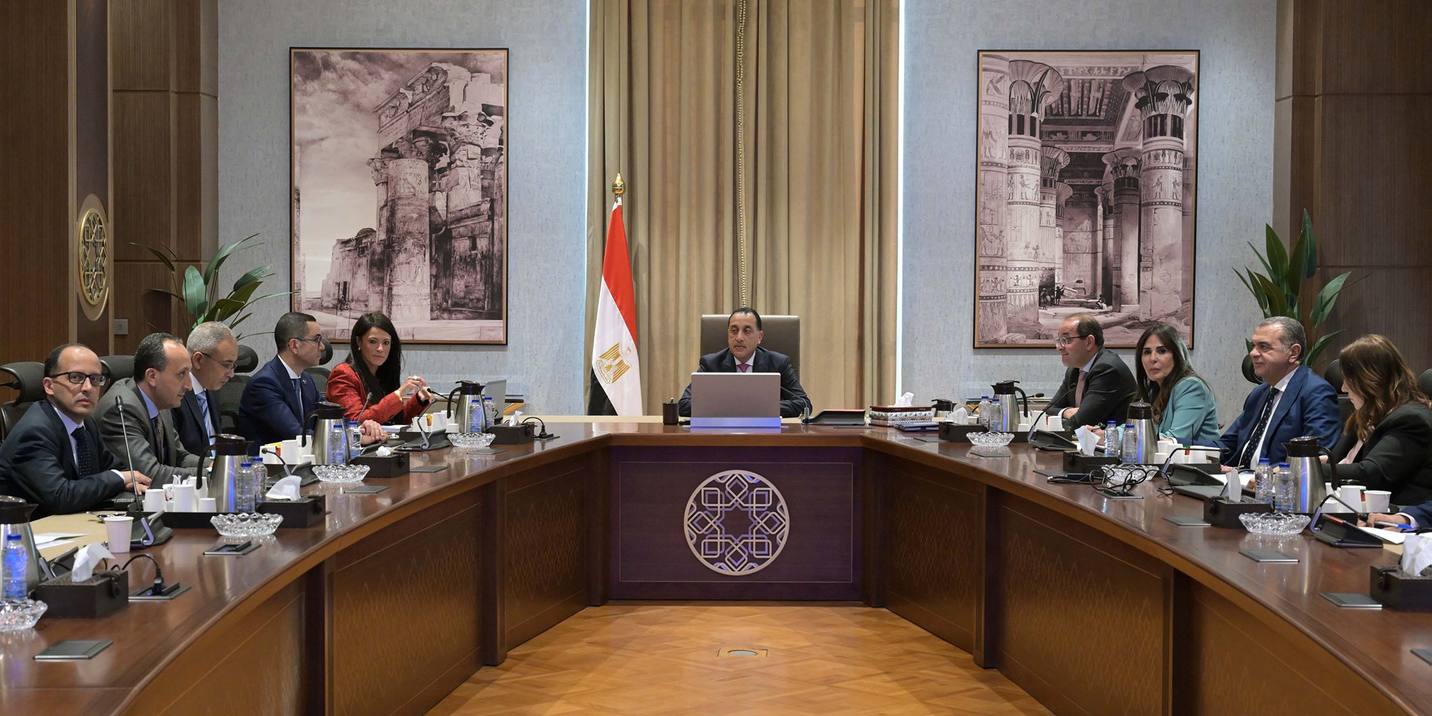 الحكومة تؤكد التزامها بتبنّى سياسات اقتصادية تتسم بالوضوح وتعتمد على توحيد الجهود بين الجهات المعنية