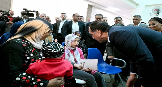 رئيس الوزراء يجرى حوارا مع المواطنين المترددين على مركز” طب الاسرة” حول الخدمات المقدمة بمركز الصف