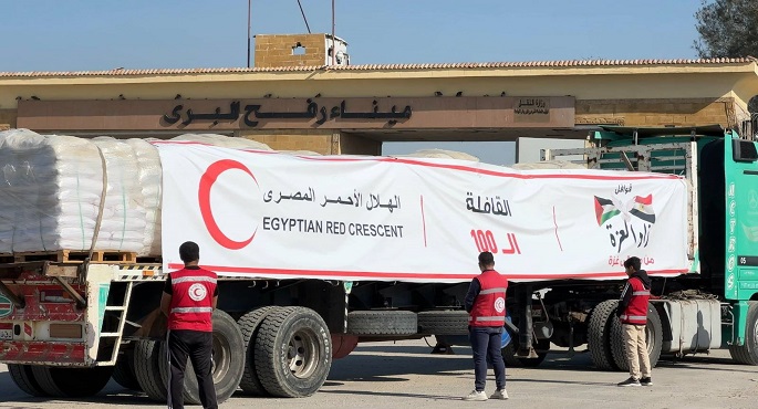 الهلال الأحمر المصرى: 5400 طن من المساعدات الإنسانية العاجلة تنقلها “زاد العزة” الـ100 لغزة
