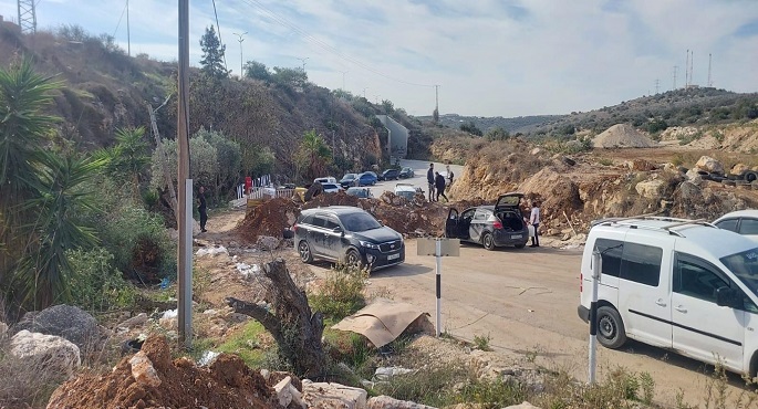 الاحتلال يواصل إغلاق بلدة الزاوية غرب سلفيت بالسواتر التربية لليوم السادس على التوالى