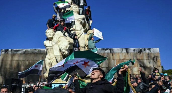 لومانيتيه الفرنسية : بعد مرور عام على رحيل الأسد.. لا تزال التوترات قائمة