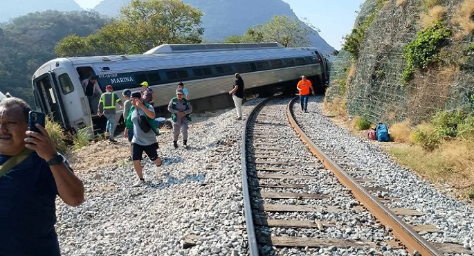 مصرع 13 شخصا وإصابة 98 آخرين فى حادث خروج قطار عن مساره فى المكسيك