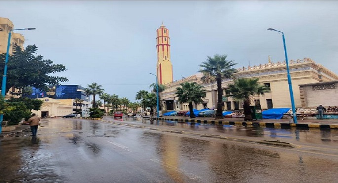 أمطار على الإسكندرية مع استمرار حركة الملاحة بالميناء تزامنا مع نوة “أنواء قاسم”