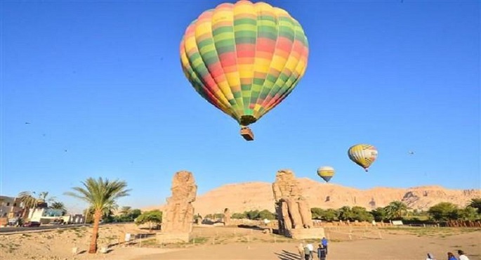 تحليق 55 رحلة بالون طائر تقل 1000 سائح فى سماء الأقصر