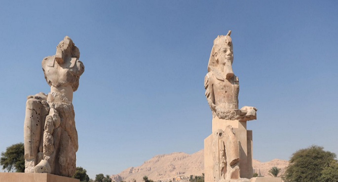وكالة أسوشيتد برس تسلط الضوء على ترميم تمثالين للملك أمنحتب الثالث بالأقصر